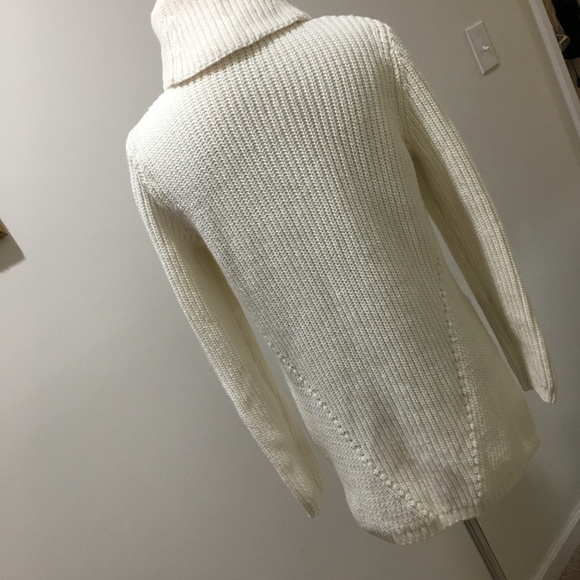 ⛄️ Moth White Hi Lo Turtleneck Sweater - Picture 3 of 8